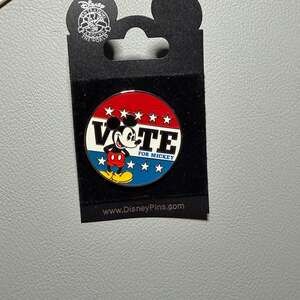 Disney Collector Pin VOTE FOR MICKEY on original card Disneyland 2008 election